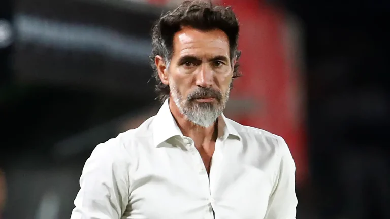 Atlético Mineiro head coach Eduardo Domínguez looking on attentively from the sidelines during a match.