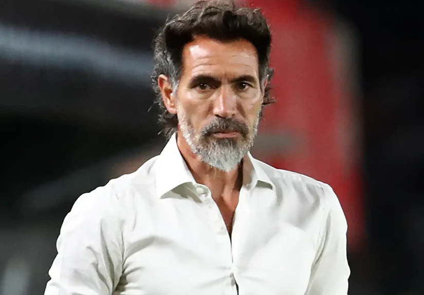 Atlético Mineiro head coach Eduardo Domínguez looking on attentively from the sidelines during a match.
