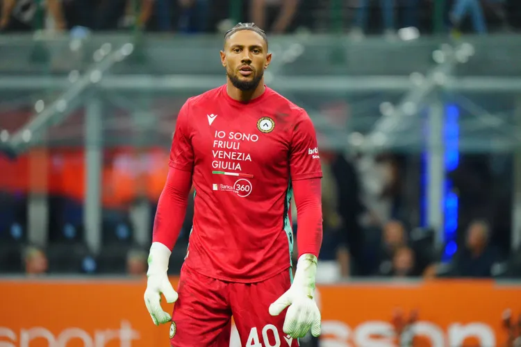 Maduka Okoye, Nigerian goalkeeper for Udinese Calcio, wearing the red number 40 goalkeeper kit with “IO SONO FRIULI VENEZIA GIULIA” and Banca 360 sponsors during a Serie A match.